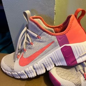 Nike Metcons 2 women size 8. Great shoes for HIIT classes or weight training.